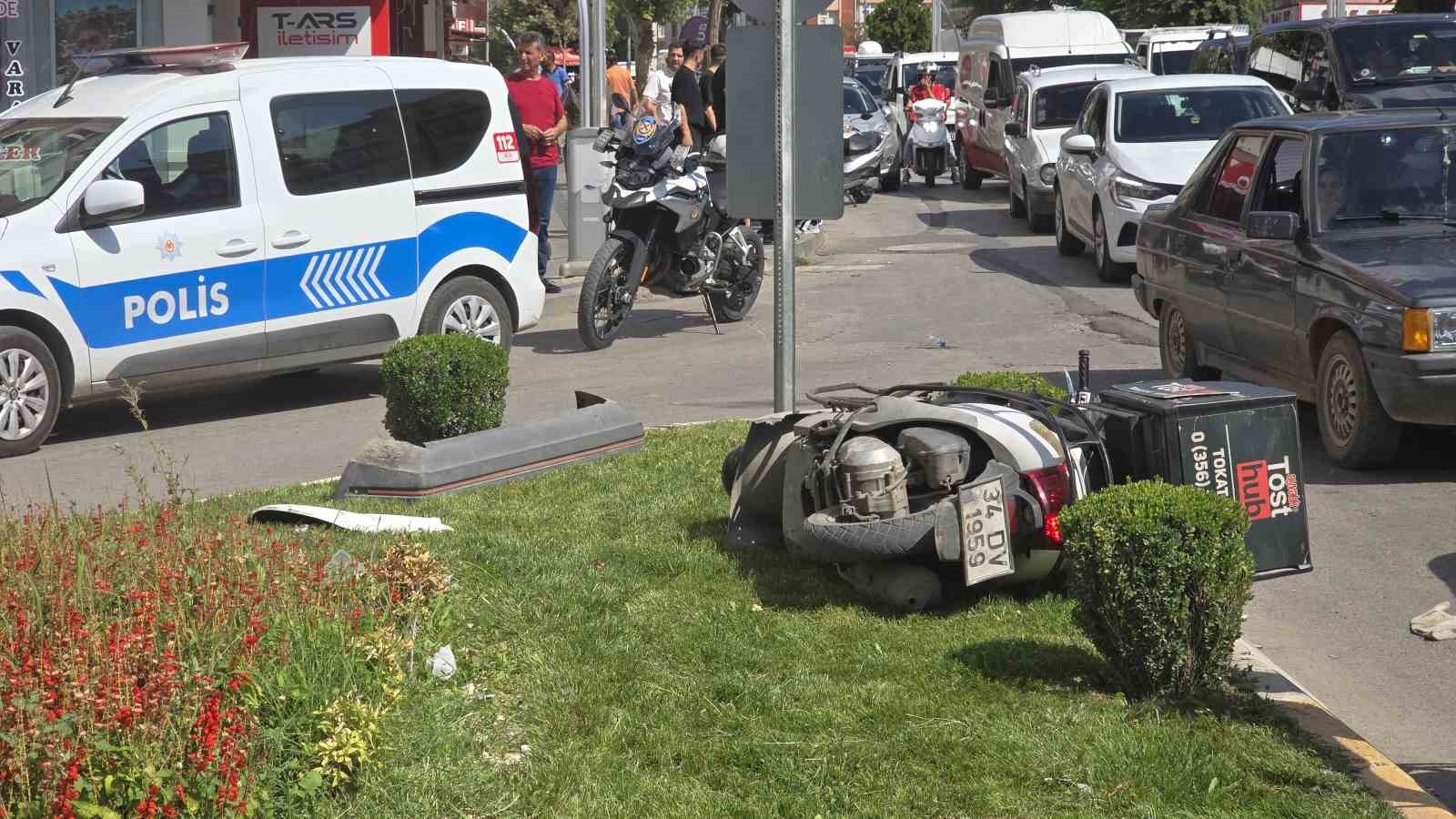 Kırmızı ışık ihlali kazaya neden oldu, iki motosiklet sürücüsü yaralandı
