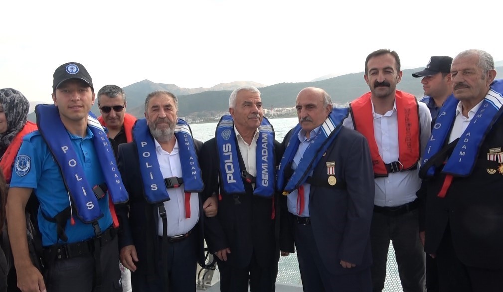 Kıbrıs gazilerine deniz polislerden jest
