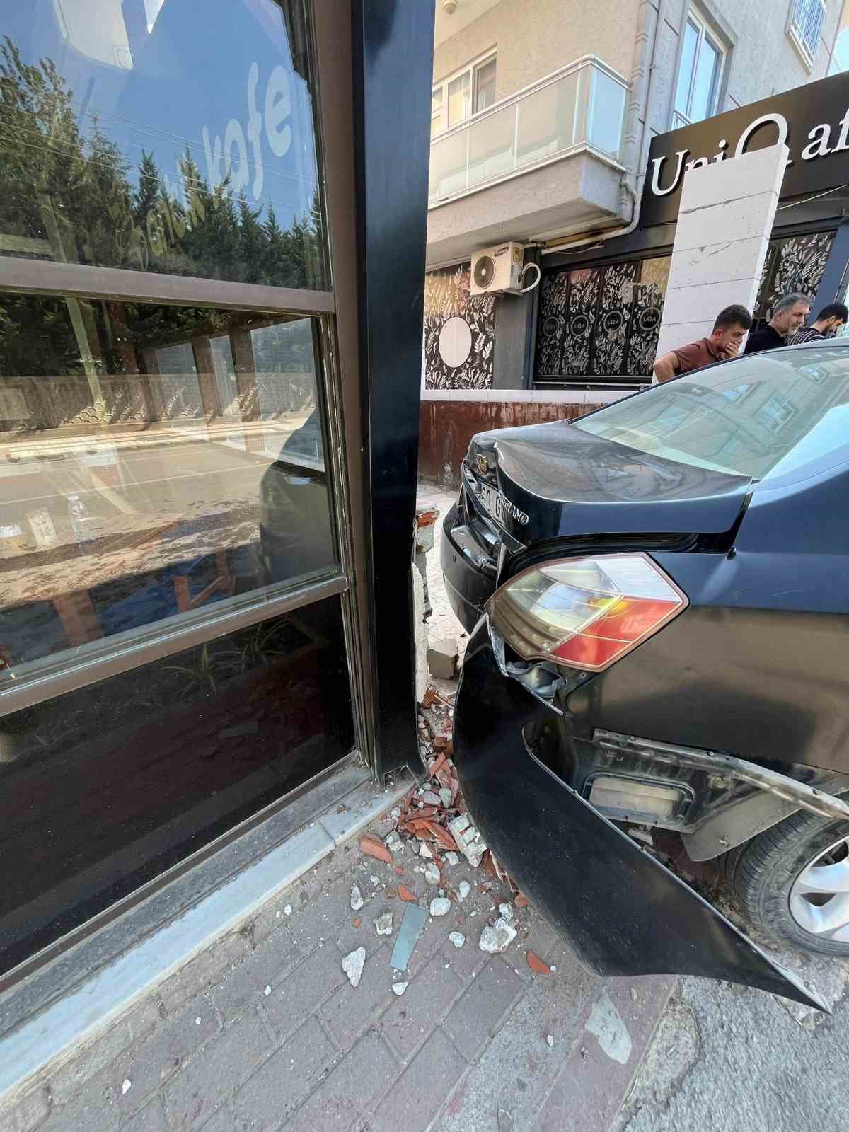 Bursa’da kontrolden çıkan otomobil önce araca, sonra 2 kafeye çarptı