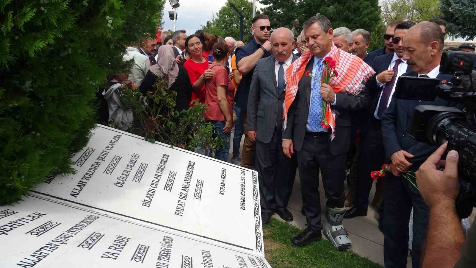 CHP Genel Başkanı &Ouml;zg&uuml;r &Ouml;zel, Dumlupınar Şehitliği&rsquo;ni ziyaret etti
