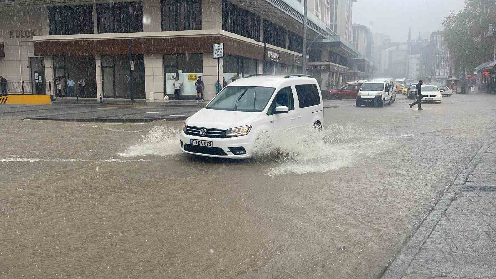 Rize’de şiddetli yağmurda cadde ve sokaklar göle döndü