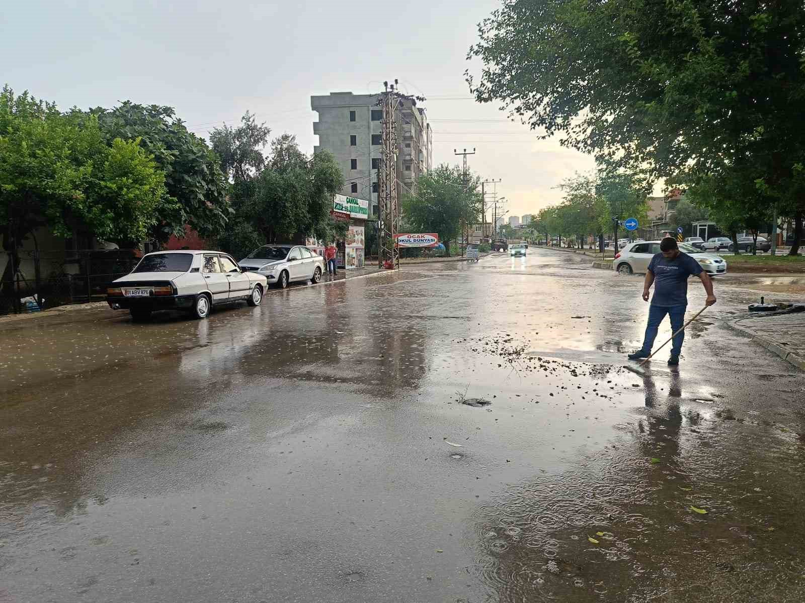 Kozan&rsquo;da 1 saat yağan yağmur hayatı fel&ccedil; etti
