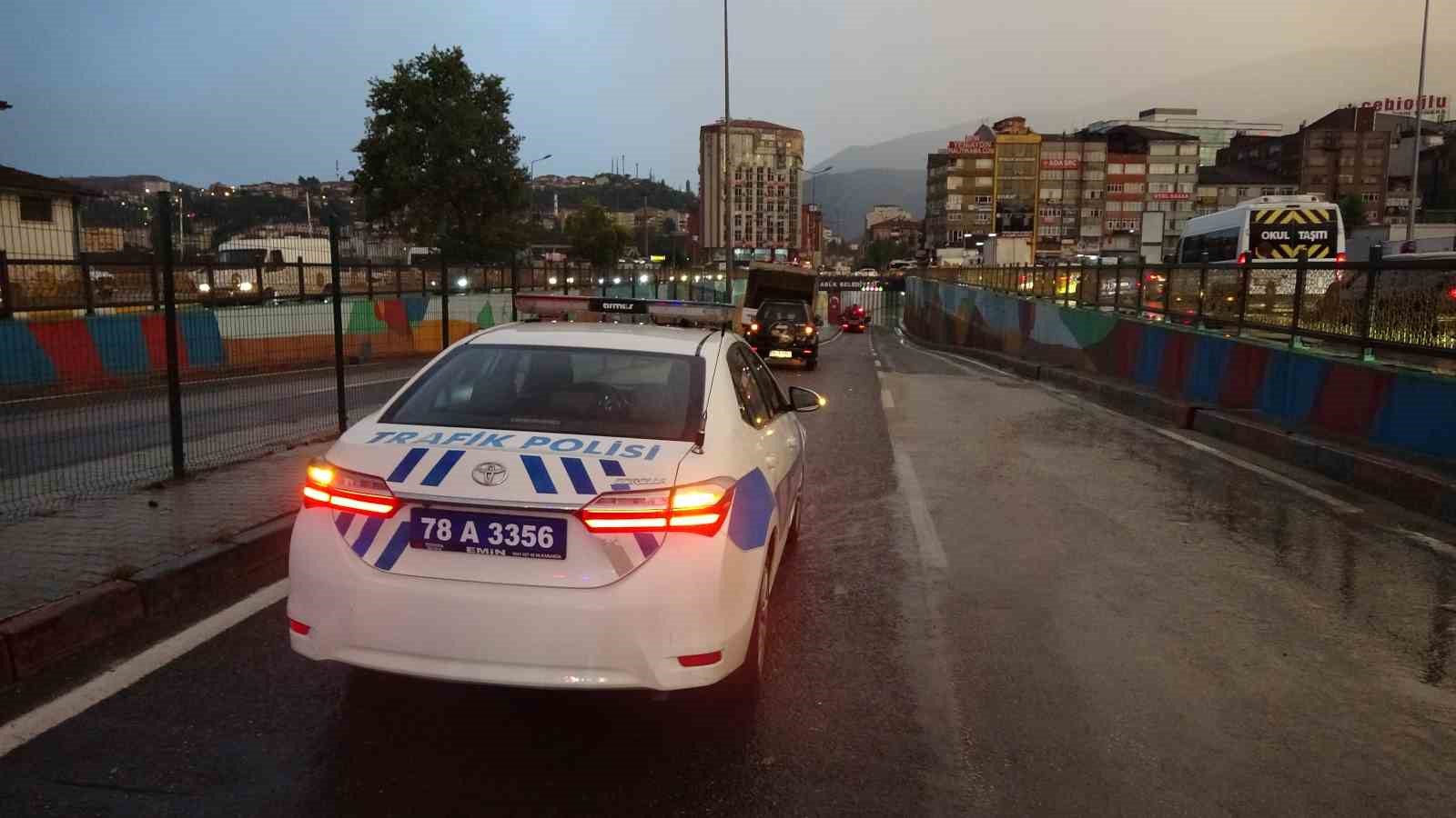 Karabük’te sağanak hayatı felç etti, yollar dere yataklarına döndü