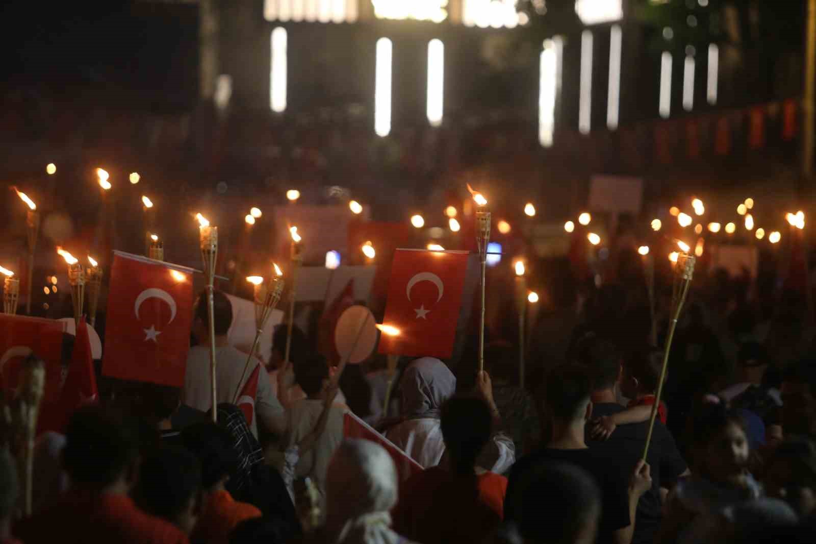 Bursa’da 30 Ağustos coşkusu...Binlerce kişi fener alayında buluştu, Nilüfer’i dinledi
