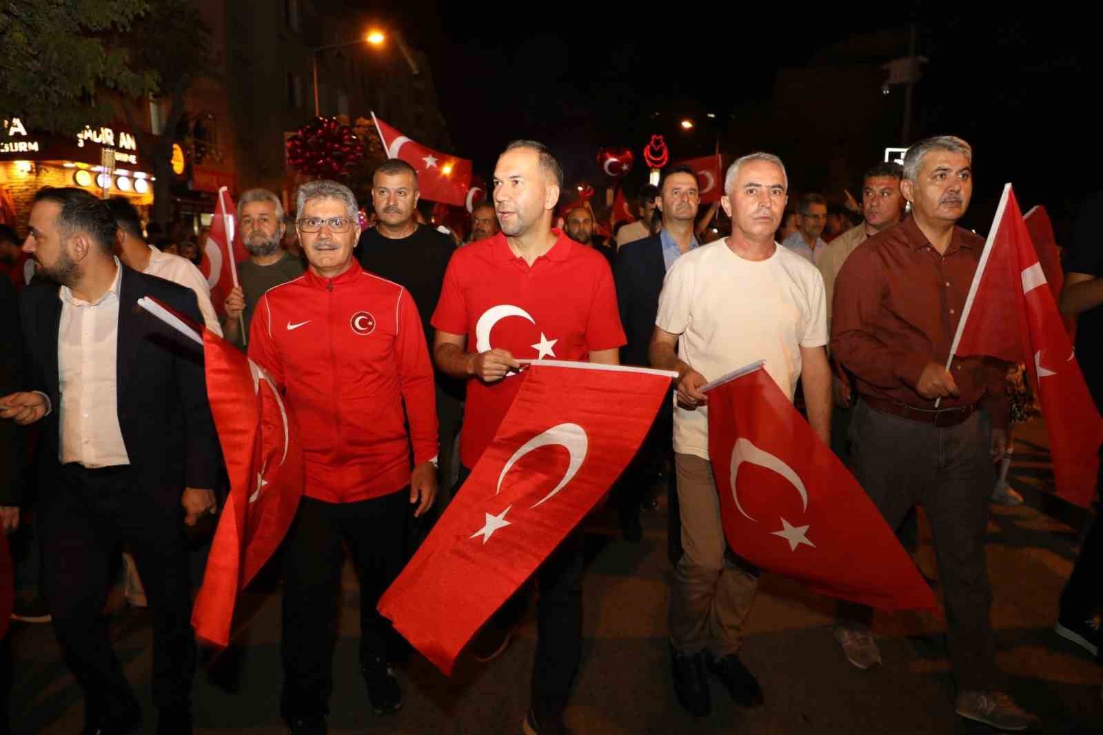 Zaferin 102. yılında Niğde’de fener alayı düzenlendi
