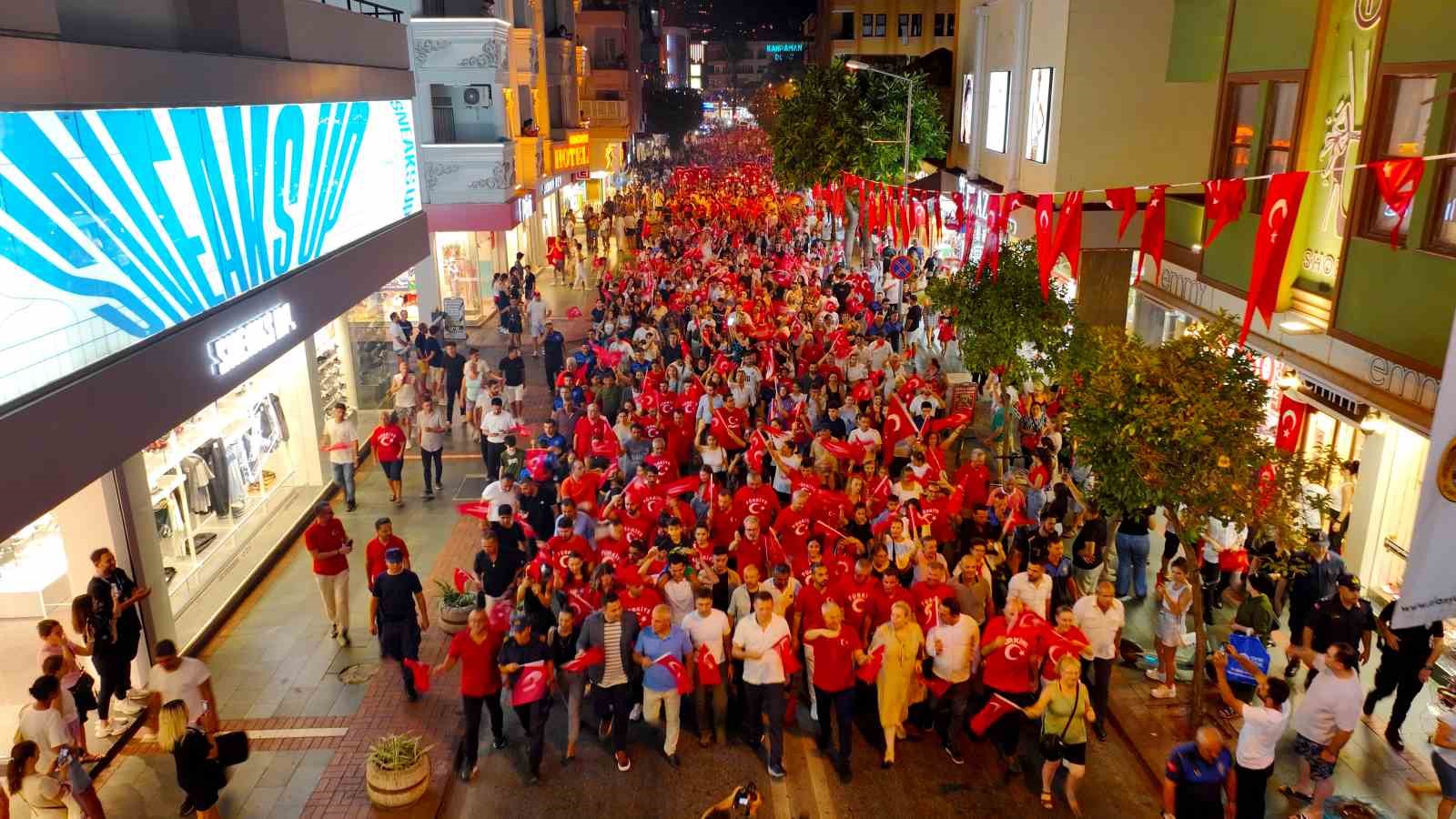 Alanya’da 30 Ağustos Zafer Bayramı fener alayıyla kutlandı