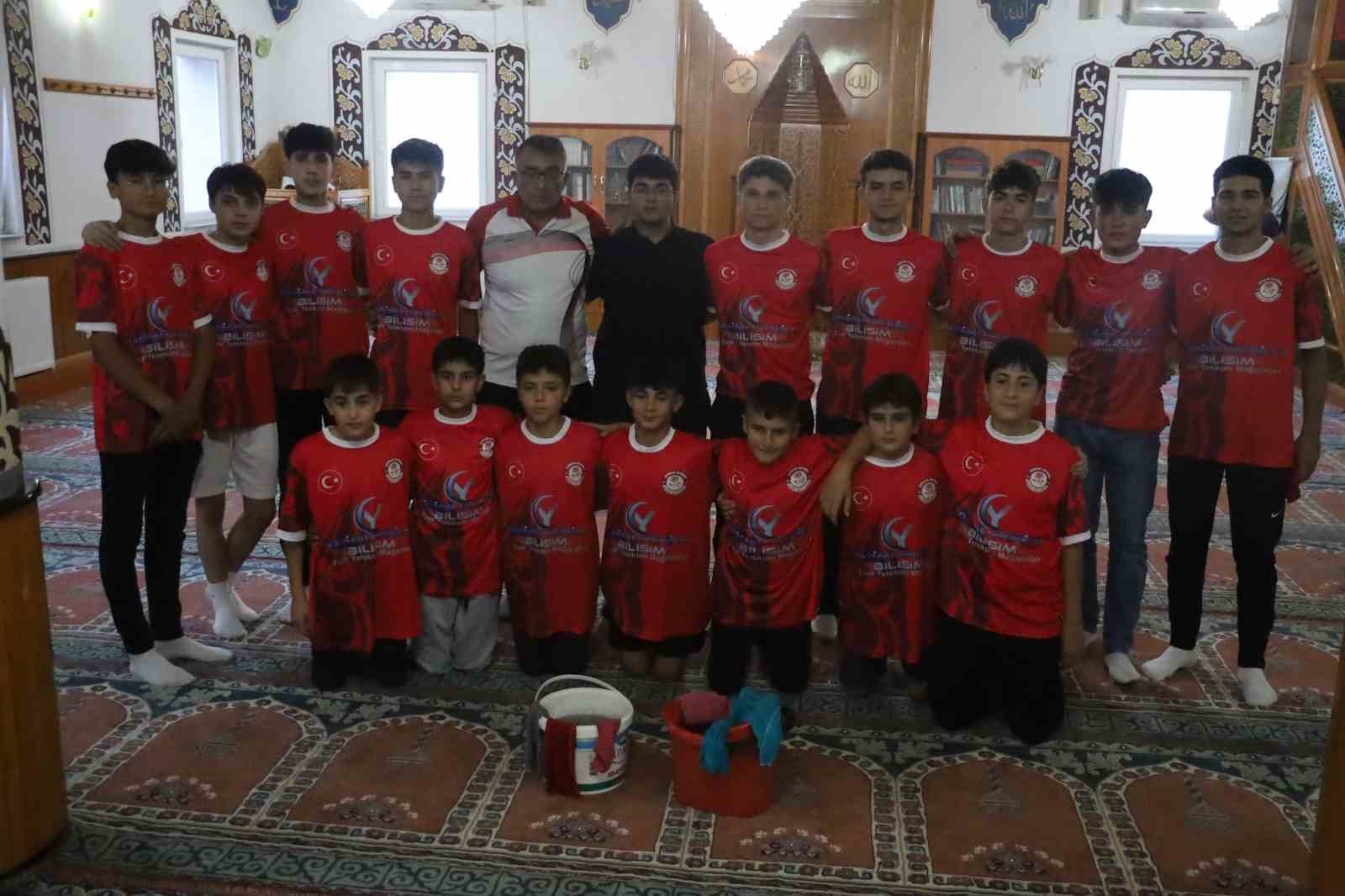 Cami temizleyen &Ouml;zil, Sivaslı gen&ccedil; futbolculara &ouml;rnek oldu
