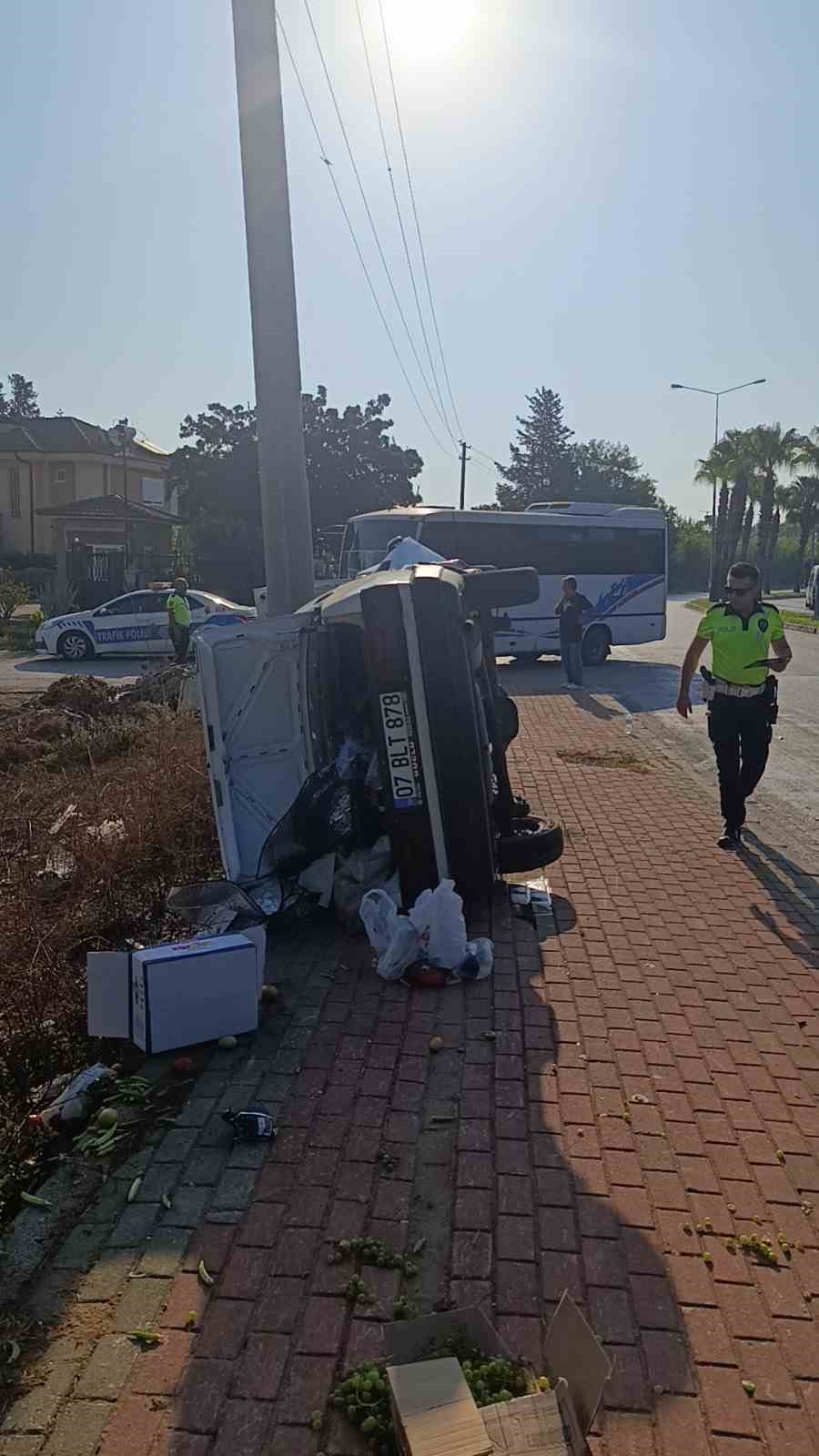 Turist dolu safari aracı ile çarpışıp yoldan çıkan otomobil aydınlatma direğine çarpıp hurdaya döndü
