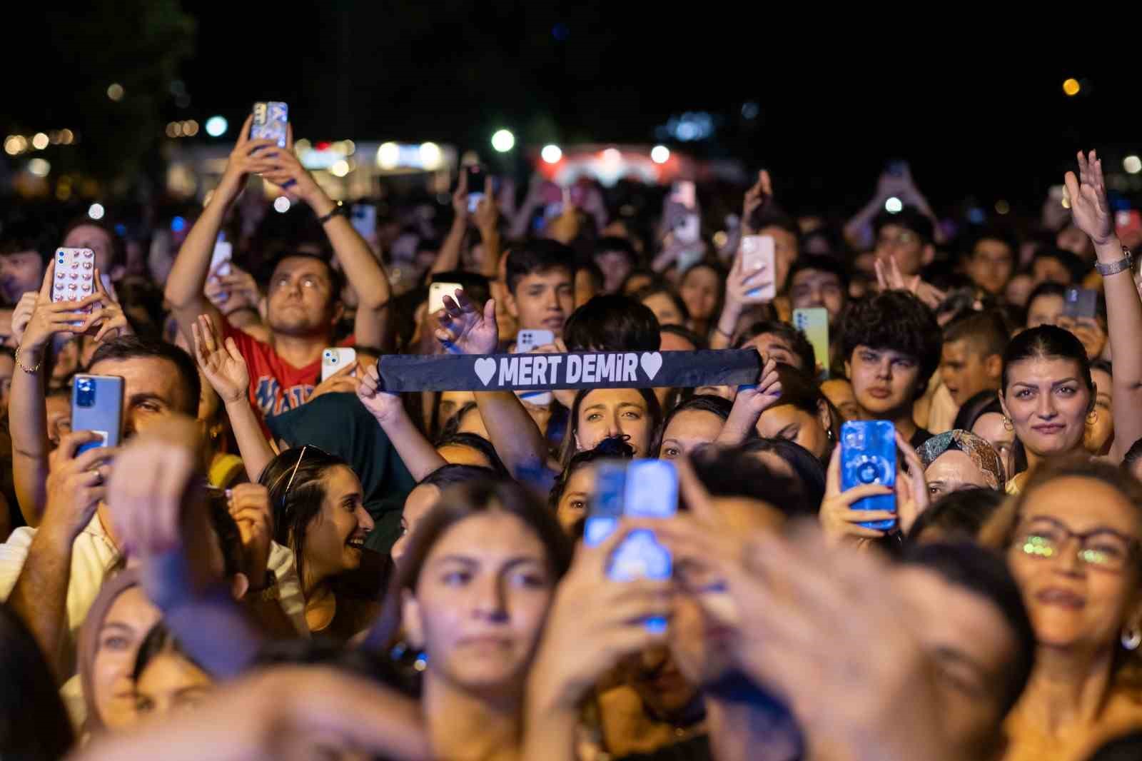 İzmir’de 30 Ağustos coşkusu Mert Demir’le yaşandı
