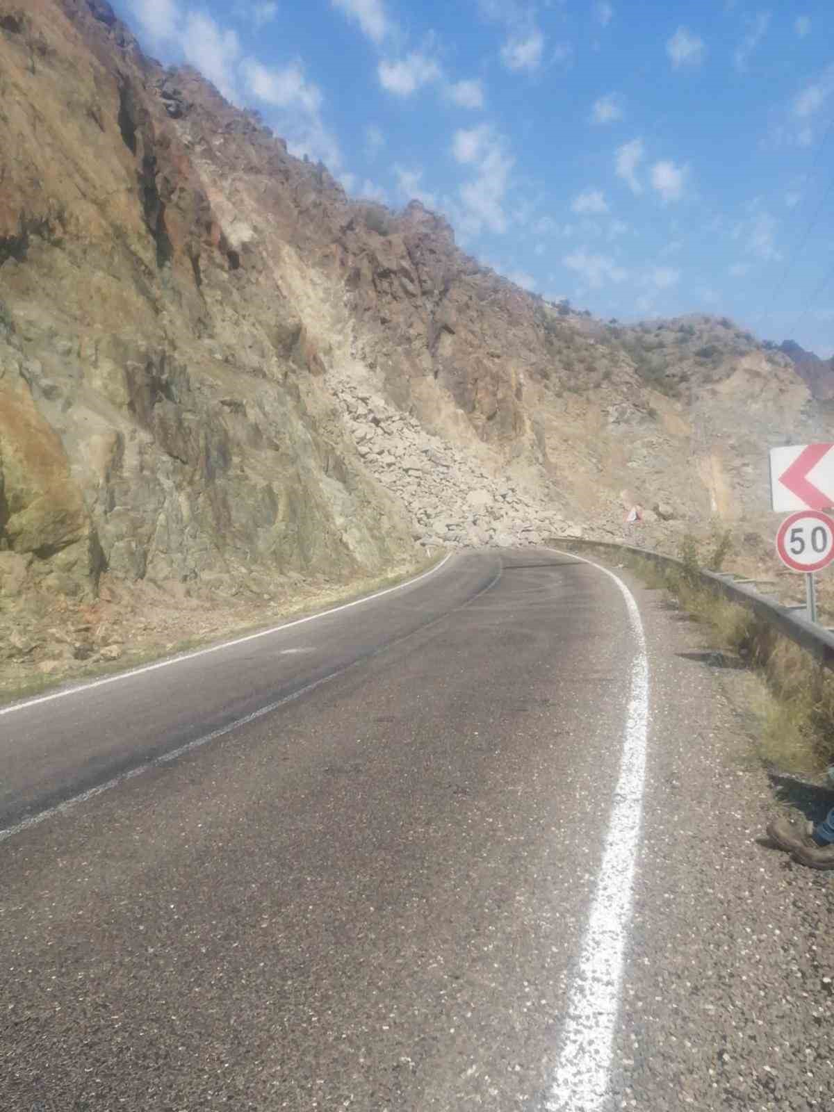 Heyelan nedeniyle Oltu - Artvin karayolu yolu kapandı
