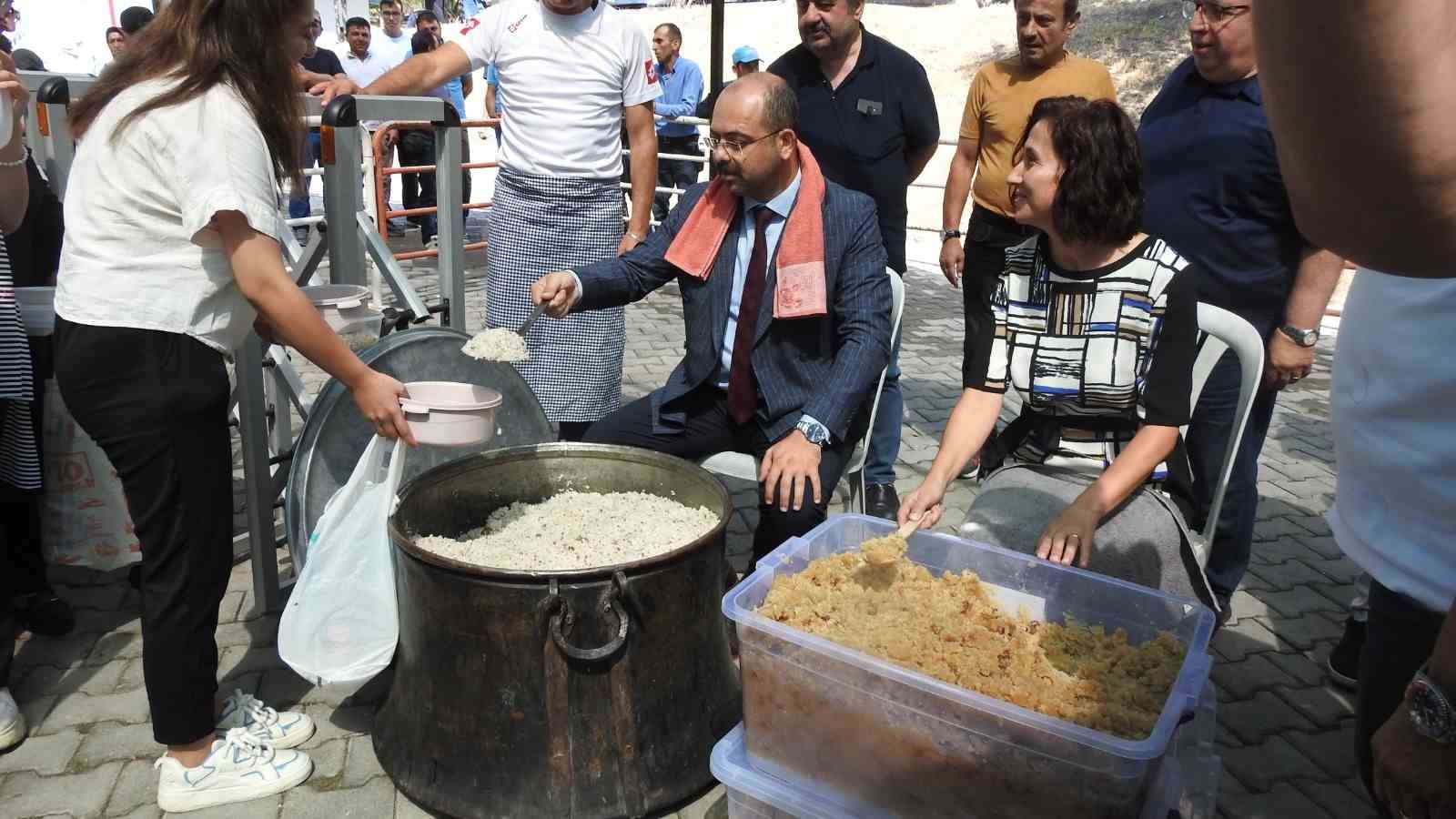 82 çocuk toplu sünnet edildi: Belediye başkanının makam aracı sünnet arabası oldu
