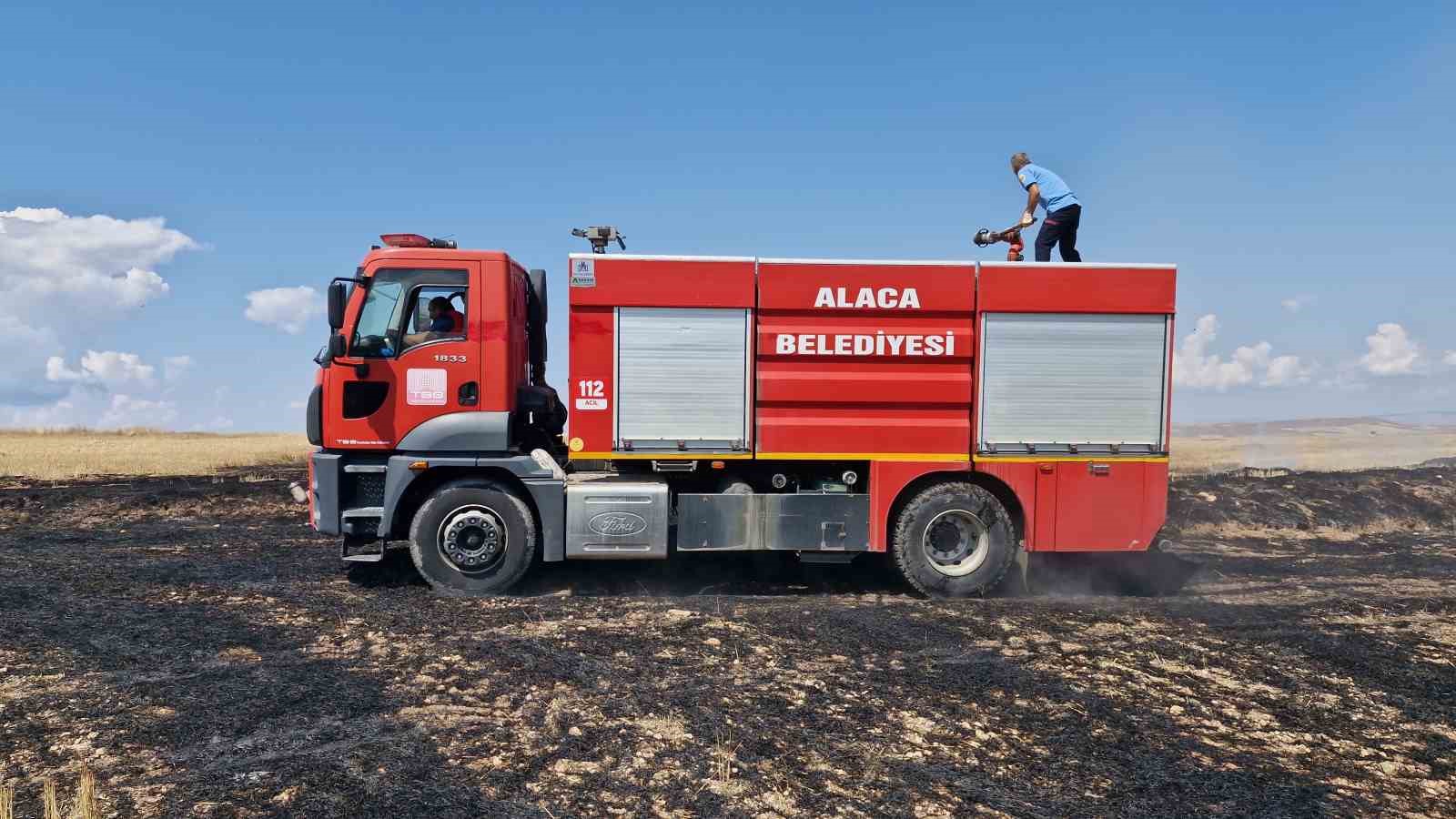 Anız yangını ormanlık alana sı&ccedil;ramadan s&ouml;nd&uuml;r&uuml;ld&uuml;
