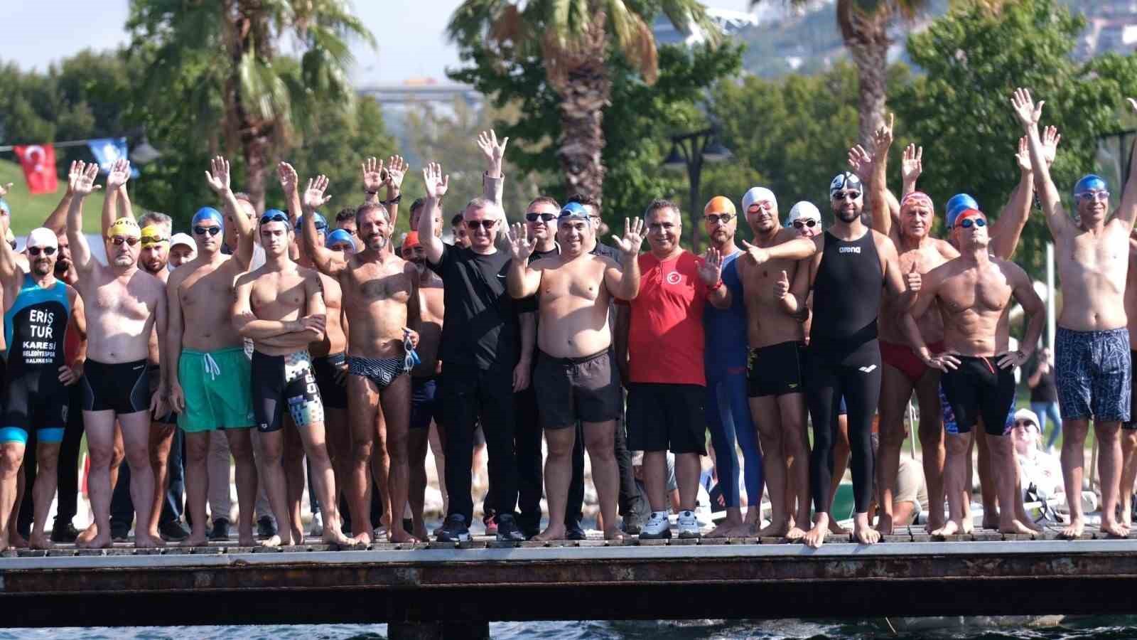 İzmit Körfezi’nde yüzücüler mavi sularda hedefe kulaç attı
