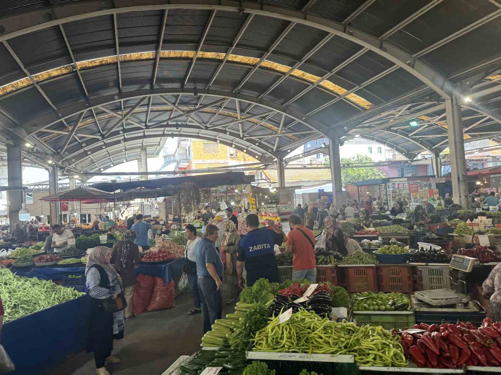 Halk pazarına yoğun ilgi
