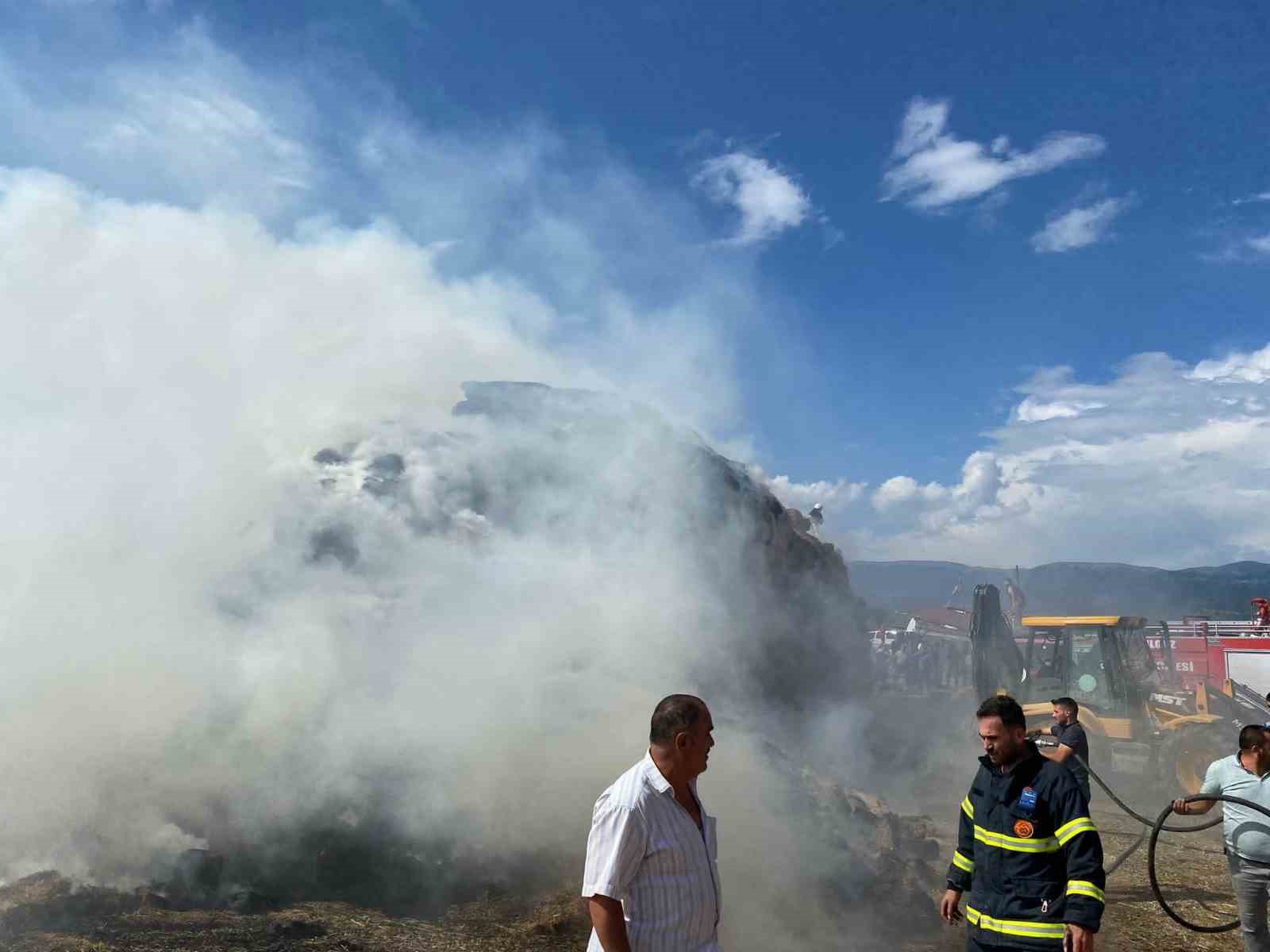 Mandıraya yıldırım düştü: Yüzlerce saman balyası küle döndü
