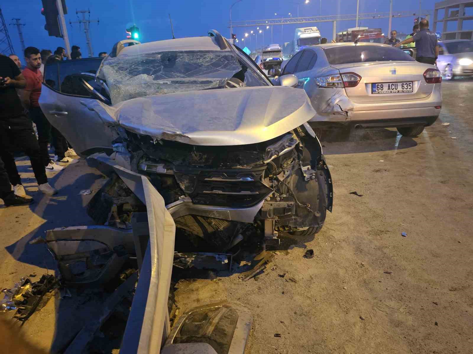 Aksaray&rsquo;da iki otomobil &ccedil;arpıştı: 4 yaralı 