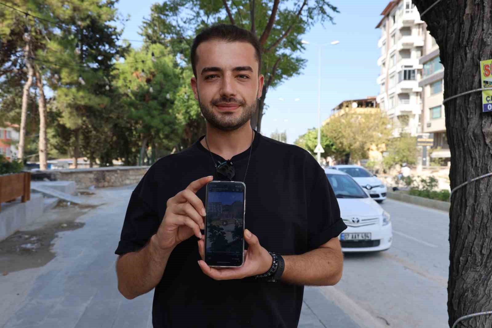 Cadde ortasında kucağında keçiyle yürüyen yaşlı kadın tebessüm ettirdi