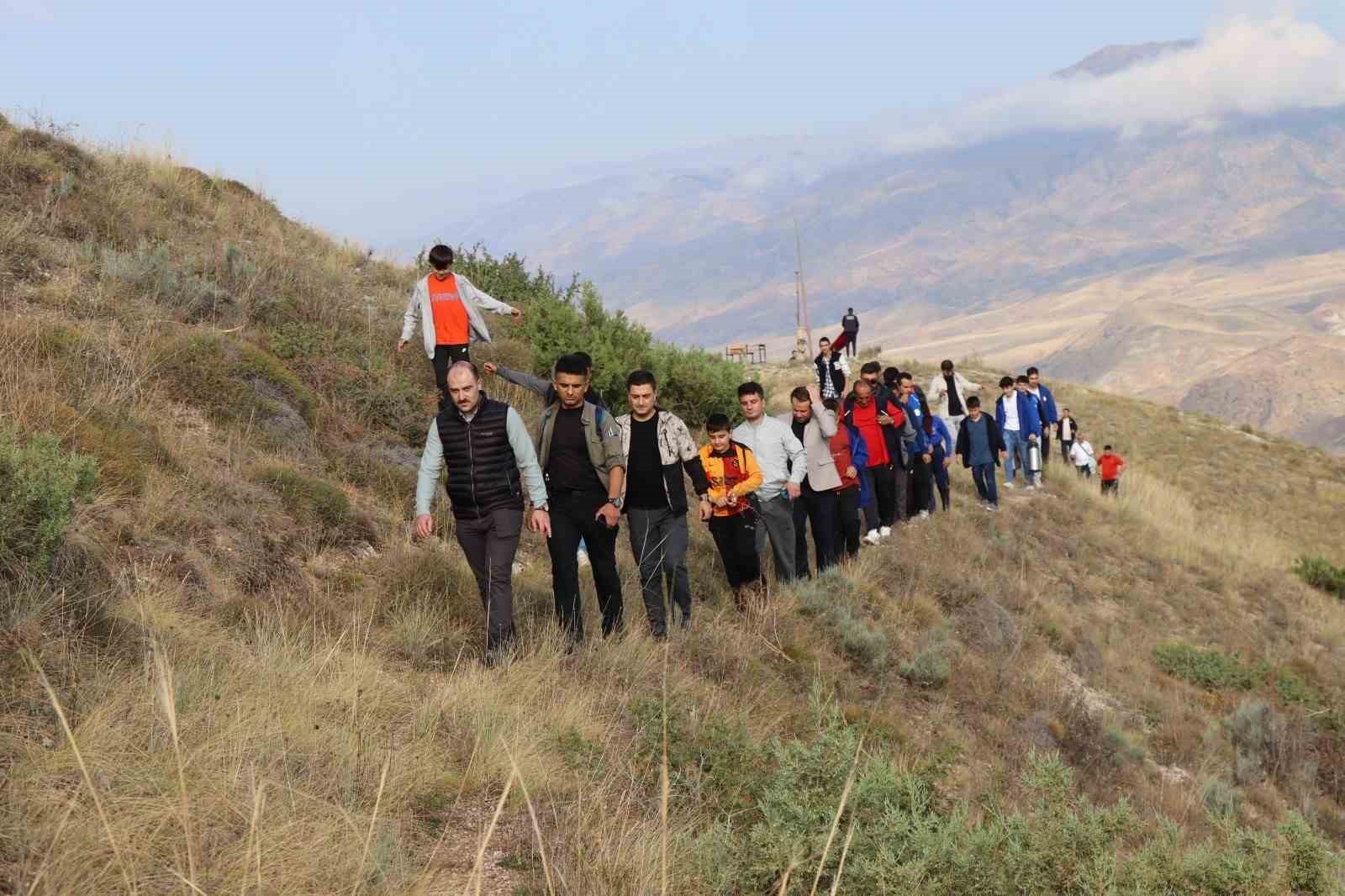 Oltu protokolü Sitare Dağı’na tırmandı
