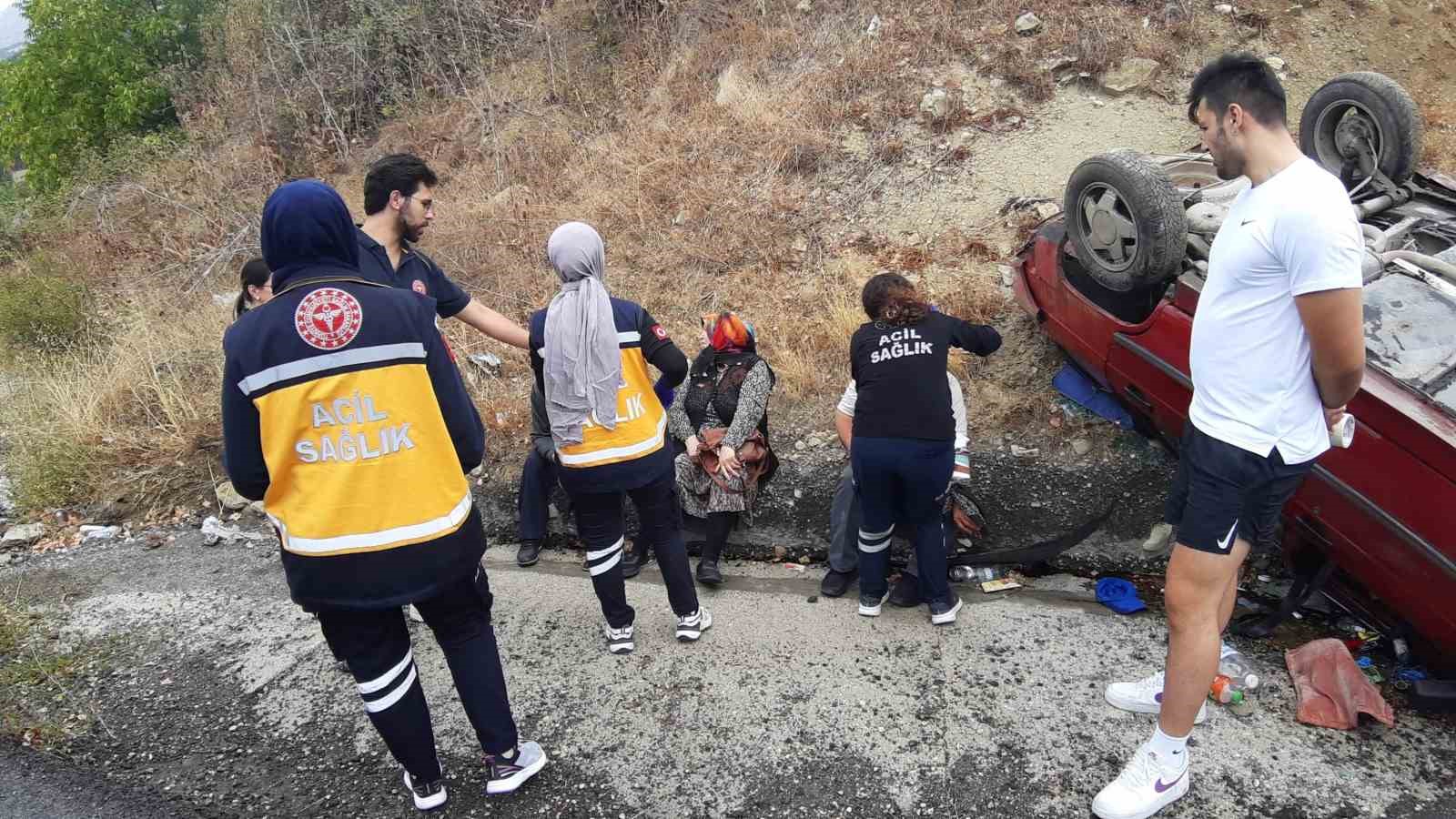 Otomobil takla attı: Yaralıların yardımına nöbetten çıkan sağlıkçılar koştu
