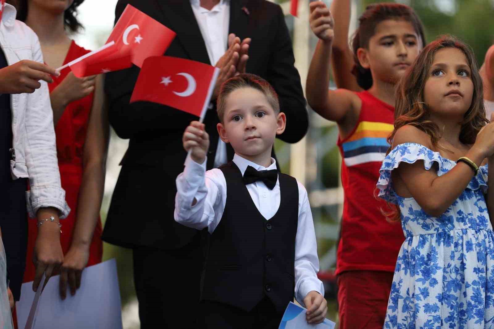 Balıkesir B&uuml;y&uuml;kşehir Belediyesi, Bandırma&rsquo;da zafer coşkusu yaşattı
