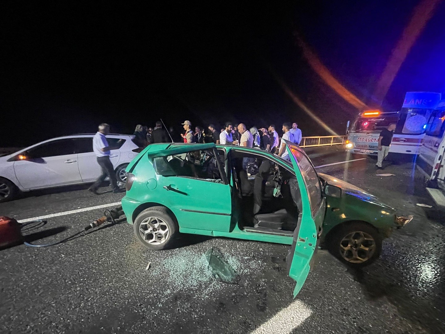 Elazığ’da otomobil demir korkuluklara çarptı: 1 ölü,5 yaralı