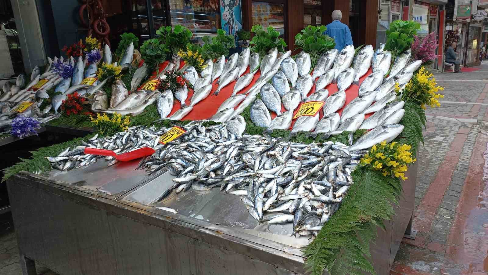 Balık sezonu a&ccedil;ıldı, balıklar tezgahlardaki yerini aldı
