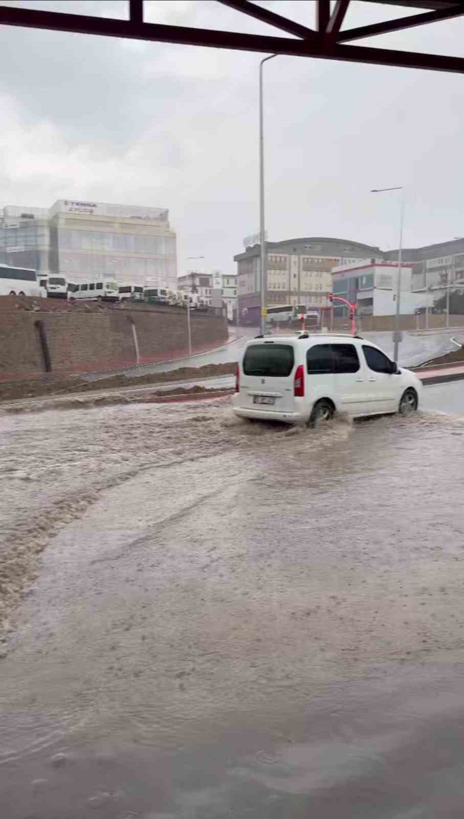 Sağanak bastırdı, Derince sular altında kaldı

