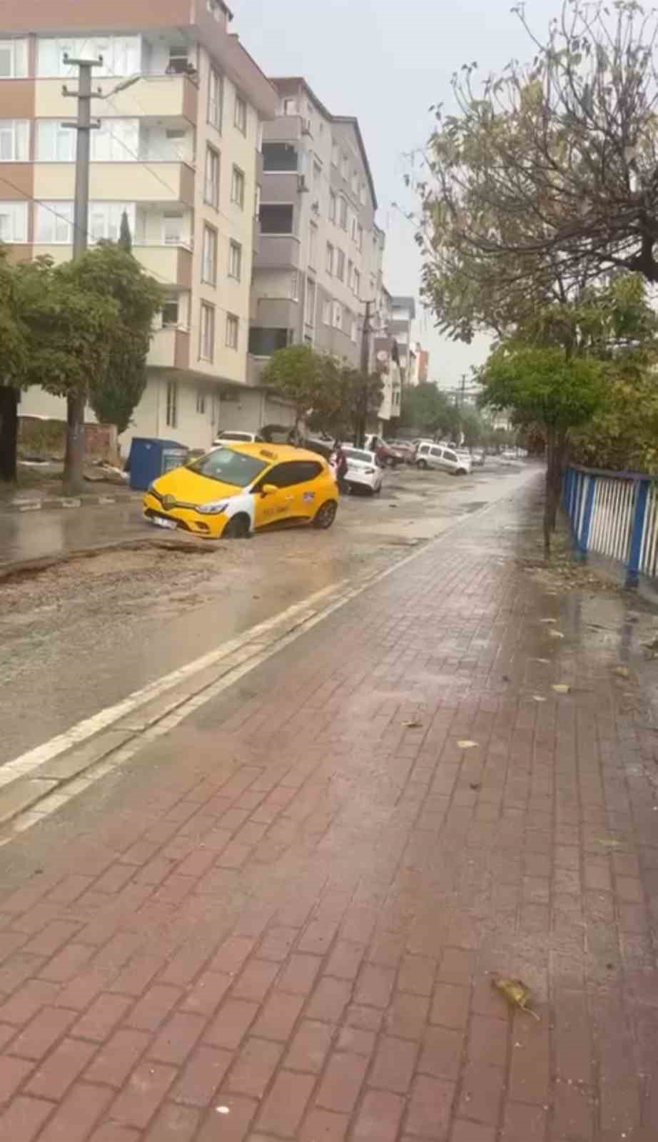Sel suları yolu trafiğe kapattı, İstanbul’a D-100’den ulaşım kesildi