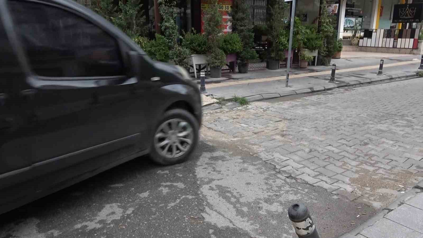 Yalova’da bozuk yolu belediye yapmayınca iş vatandaşa düştü