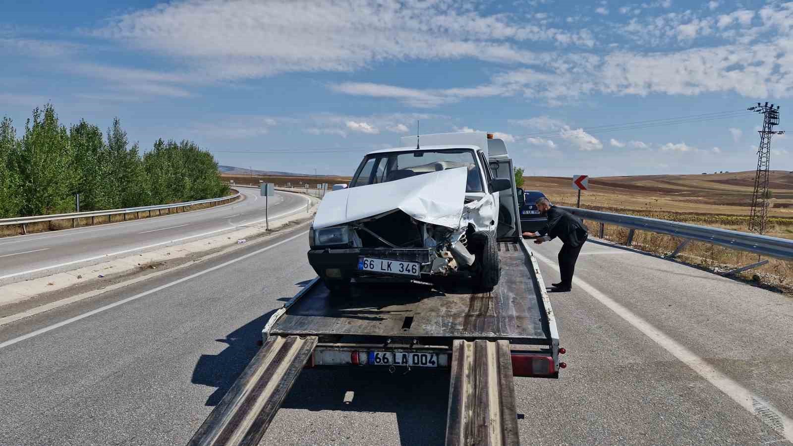 Kontrolden &ccedil;ıkan otomobil karşı şeride ge&ccedil;ip bariyerlere &ccedil;arptı: 2 yaralı
