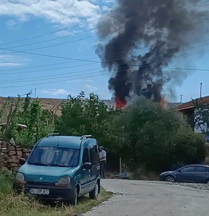 Yarıms&ouml;ğ&uuml;t k&ouml;y&uuml;nde bir ev alevlere teslim oldu
