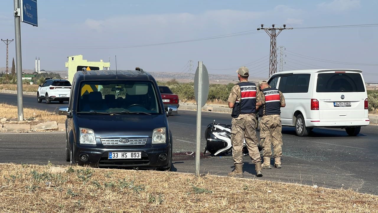 Kilis’te motosiklet ile hafif ticari araç çarpıştı: 1’i ağır 2 yaralı
