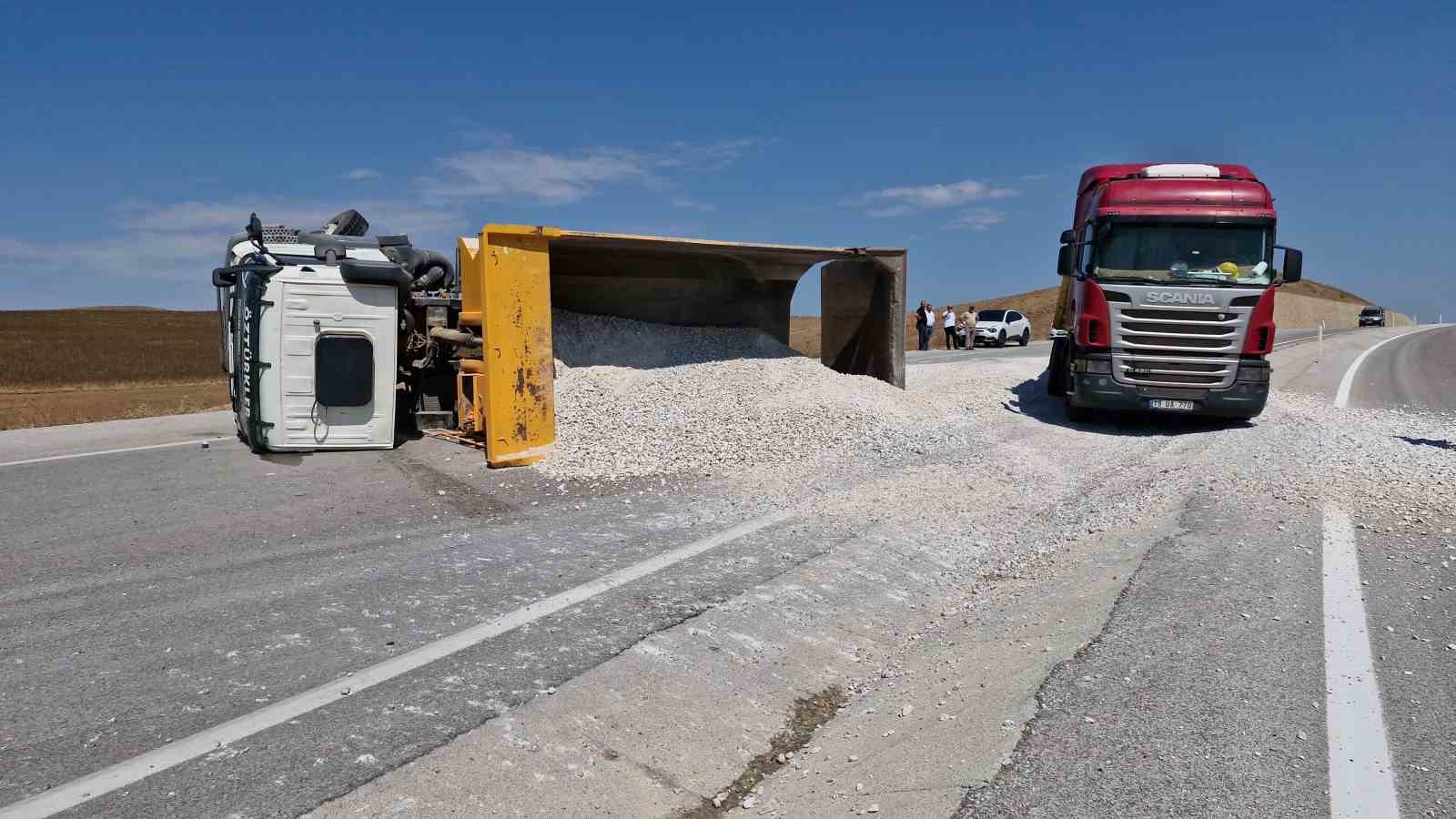 Kontrolden &ccedil;ıkan mıcır y&uuml;kl&uuml; kamyon devrildi
