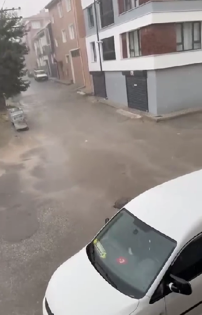 Aniden bastıran kuvvetli yağış Eskişehir&rsquo;de hayatı olumsuz etkiledi

