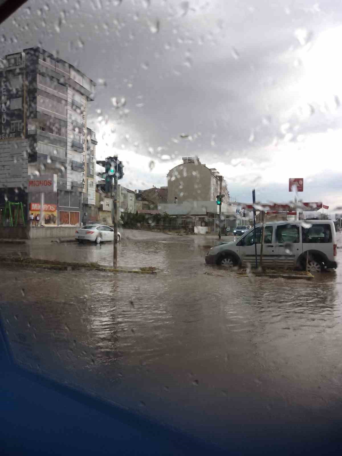 Afyonkarahisar’da sağanak yağış etkili oldu
