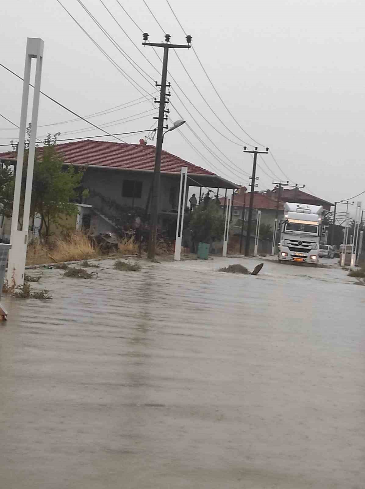 Selendi’de sağanak yağış etkili oldu