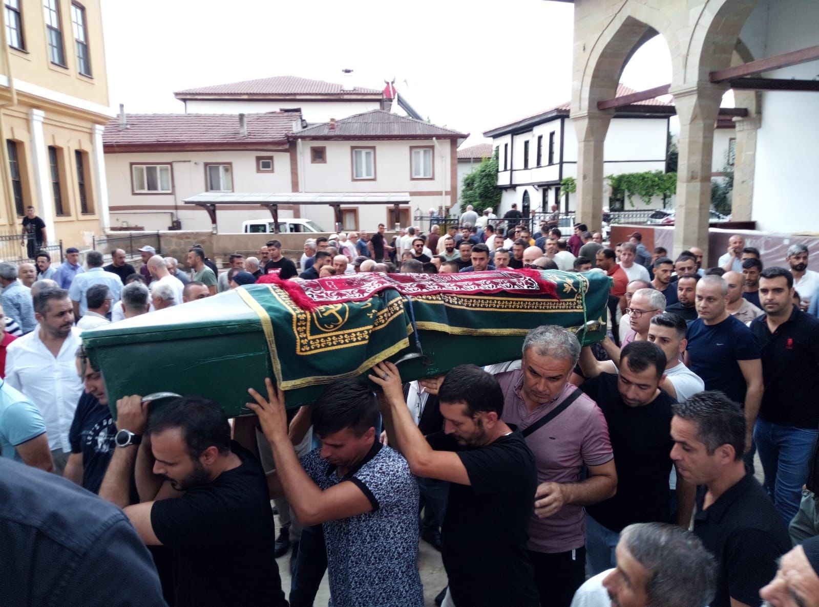 Sulama havuzuna d&uuml;şen &ccedil;ocuk tedavi g&ouml;rd&uuml;ğ&uuml; hastanede yaşamını yitirdi
