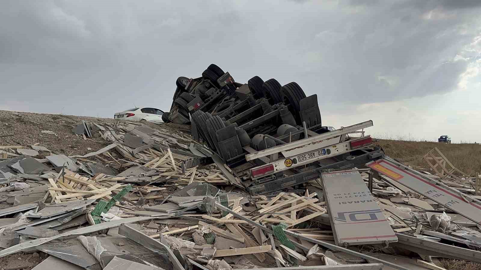 Aksaray&rsquo;da şarampole devrilen tır hurdaya d&ouml;nd&uuml;: 1 yaralı 