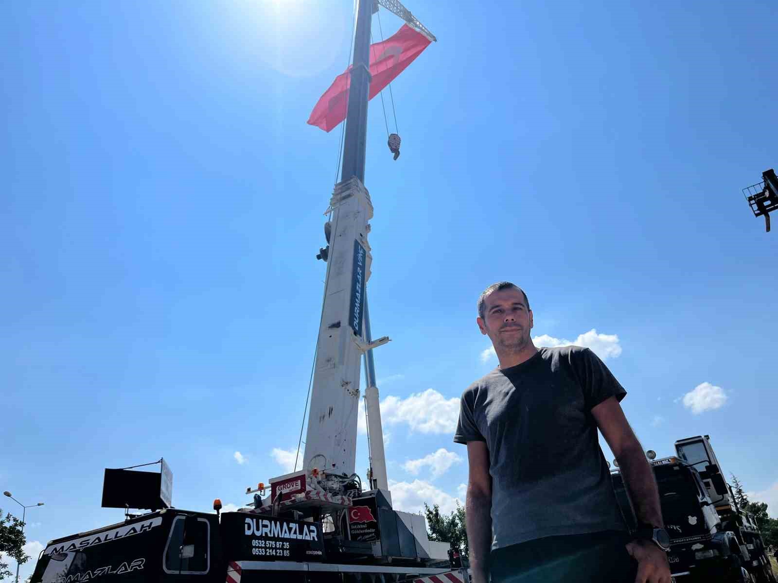 (&Ouml;ZEL) 200 tonluk vin&ccedil;le 43 metre y&uuml;kseğe asılan dev T&uuml;rk bayrağı hayran bırakıyor
