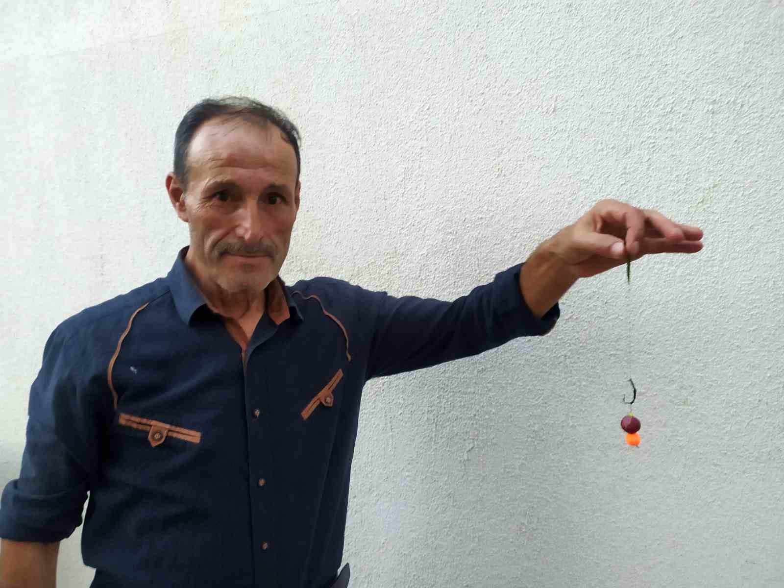 Hisarcık&rsquo;ta olta balık&ccedil;ısı balık yemini kendisi &uuml;retiyor
