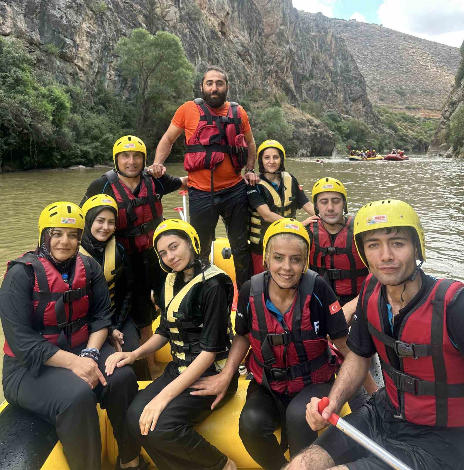Kavurucu sıcaklarda rafting yaparak serinlediler
