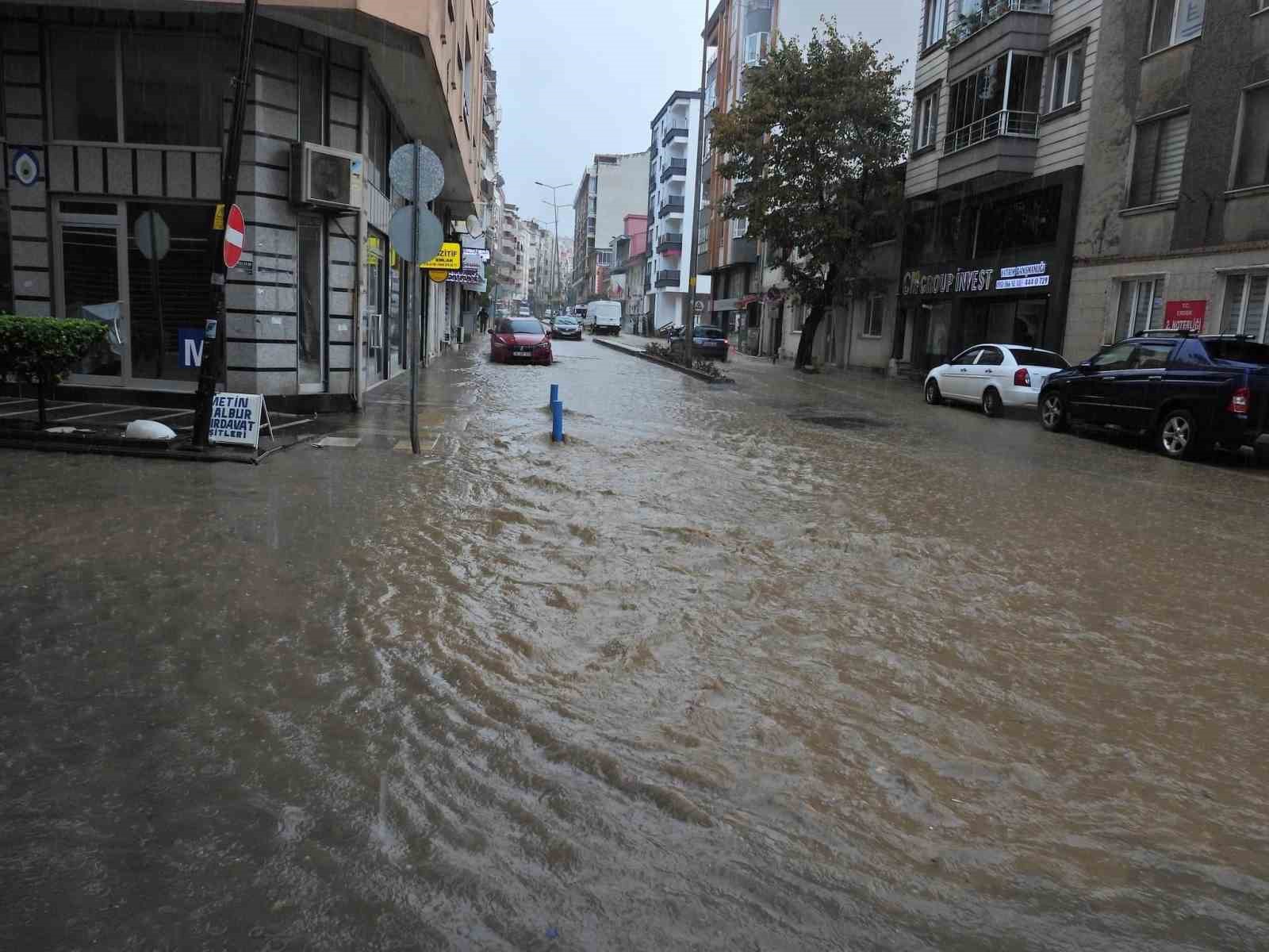 Erdek&rsquo;te şiddetli yağış hayatı fel&ccedil; etti
