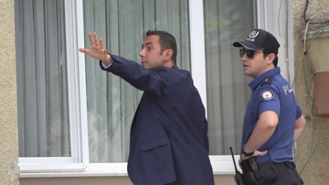 "Mahalleyi havaya u&ccedil;uracak yakıt dolu" notunu bırakıp kendini eve kilitleyen şahıs ikna edildi
