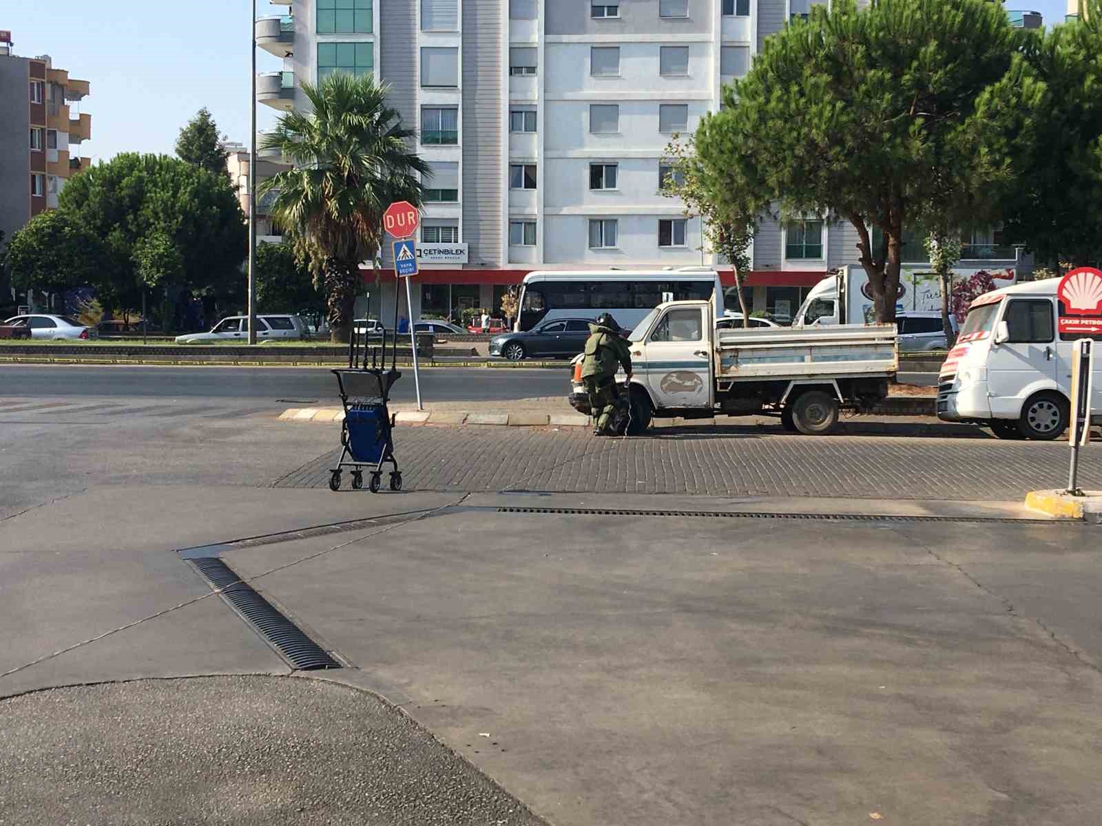 Akaryakıt istasyonu önündeki şüpheli çanta polis ekiplerini alarma geçirdi