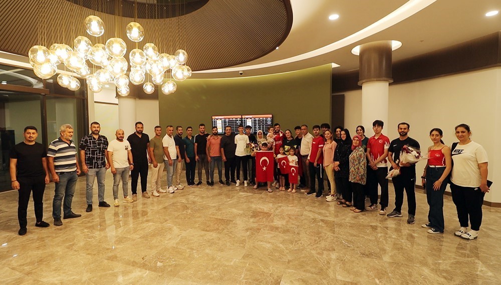 Paris 2024 Paralimpik Oyunları&rsquo;nda g&uuml;m&uuml;ş madalya kazanan Fatih &Ccedil;elik, Adana&rsquo;da karşılandı
