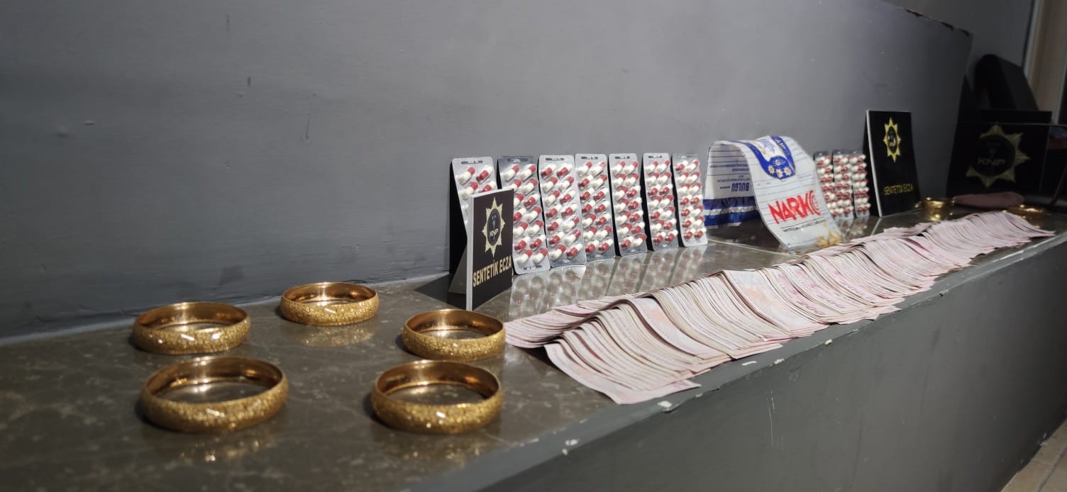 Kırklareli&rsquo;nde uyuşturucu operasyonu: Polisleri g&ouml;r&uuml;nce maddeleri tuvalete attı
