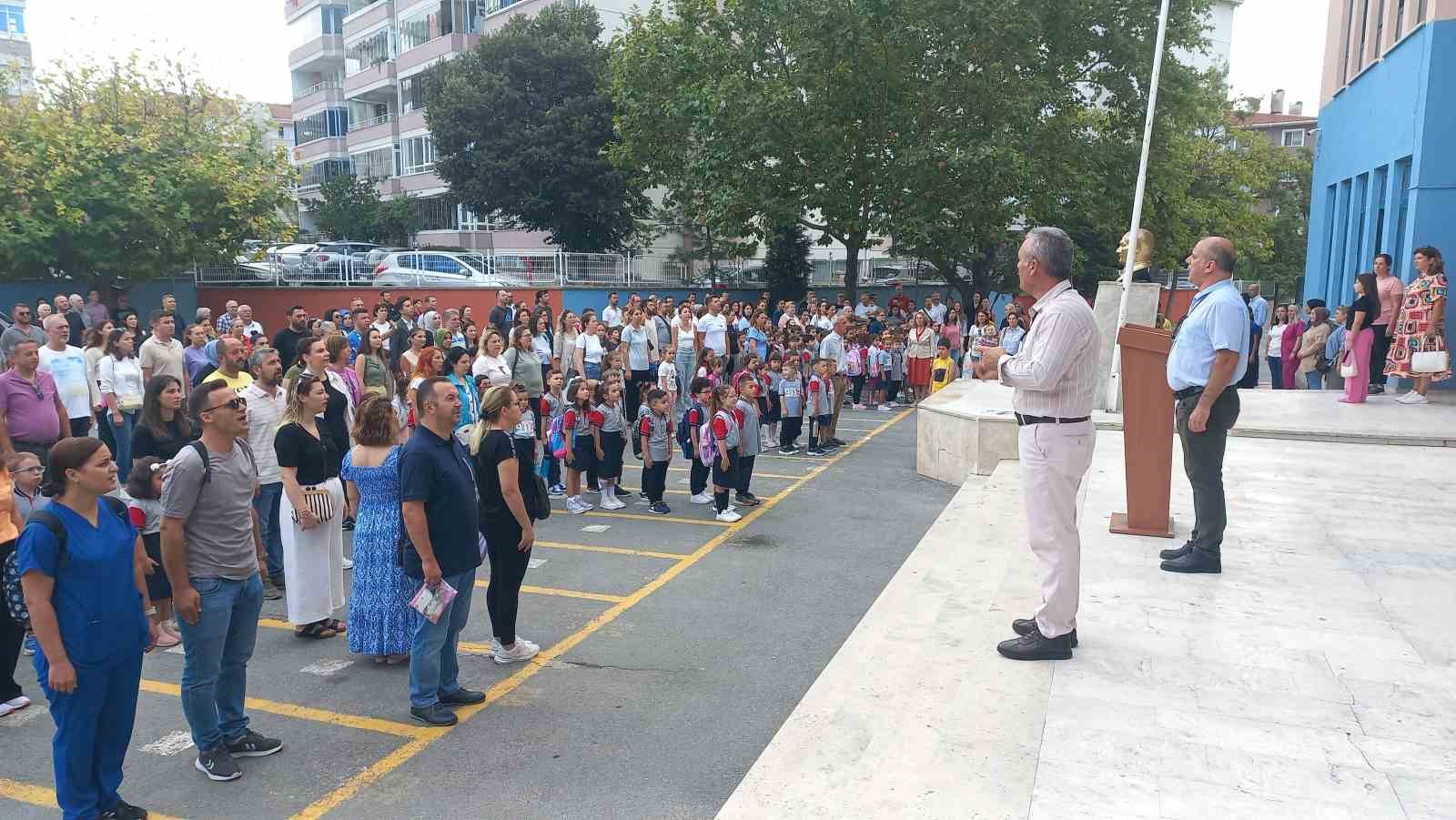 Minikler i&ccedil;in ilk ders zili &ccedil;aldı
