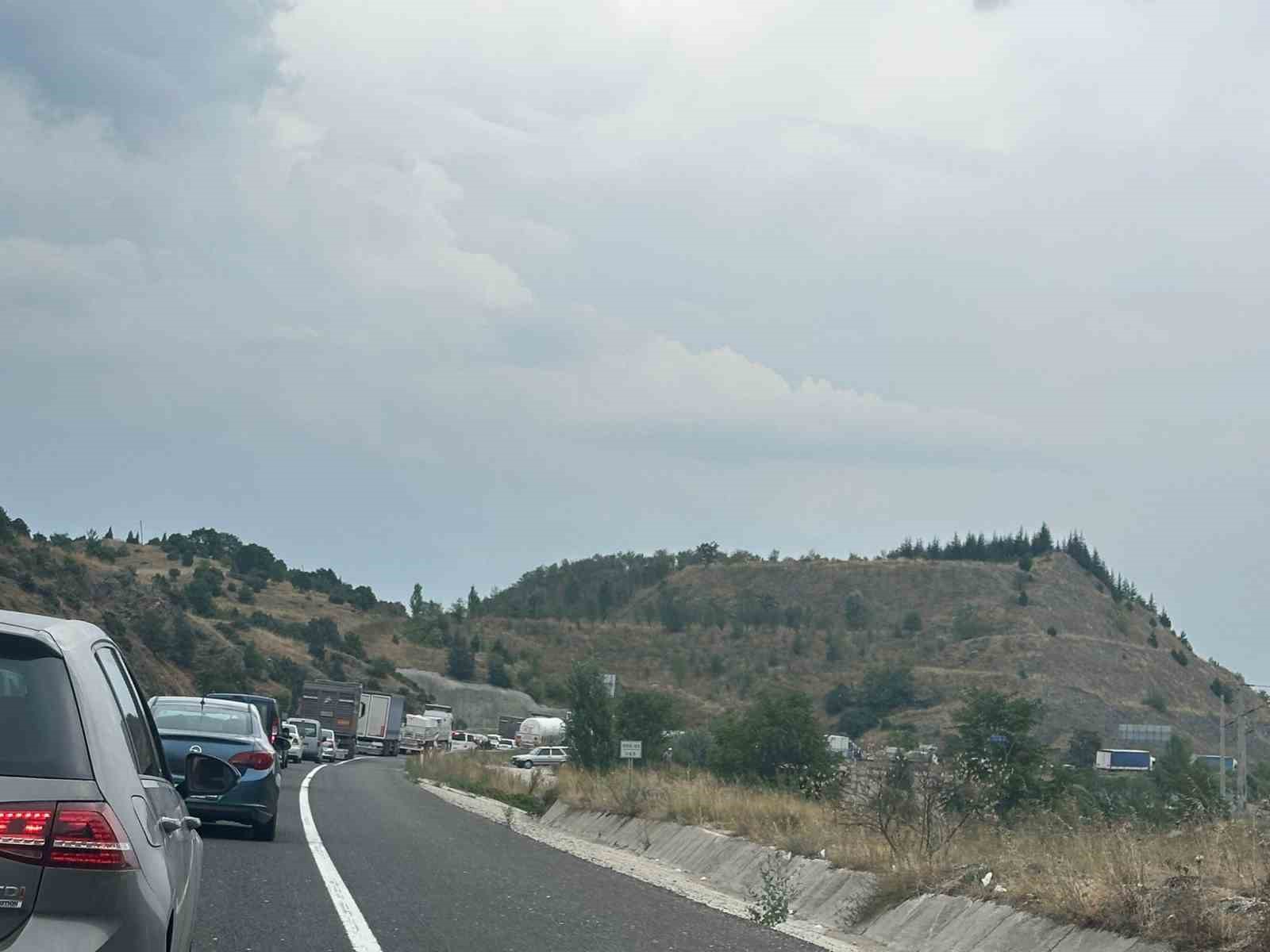 Bilecik&rsquo;te bitmeyen yol &ccedil;alışması s&uuml;r&uuml;c&uuml;leri &ccedil;ileden &ccedil;ıkardı
