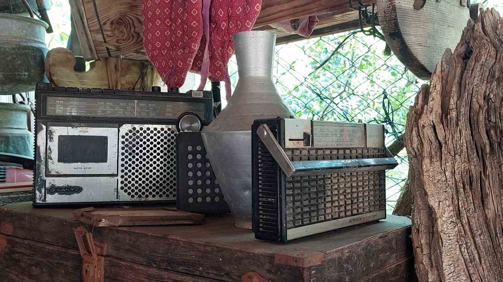 Burdur&rsquo;da 20 yıldır topladığı k&ouml;y&uuml;ne ait eşyaları evinin bah&ccedil;esinde sergiliyor
