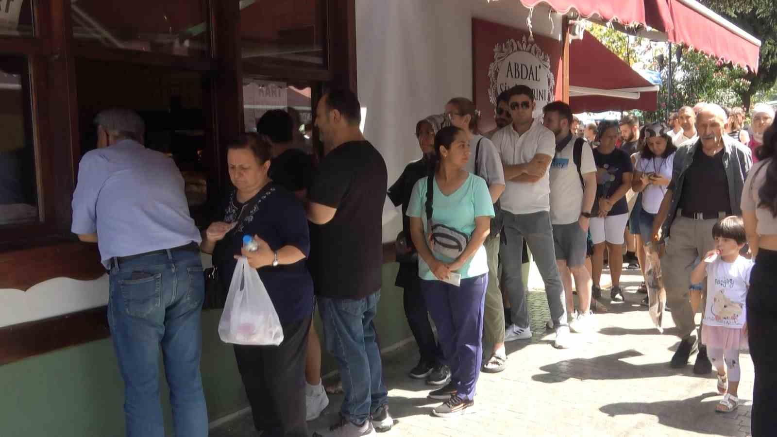 Bursa&rsquo;nın meşhur lezzeti tahinli pide i&ccedil;in uzun kuyruklar oluştu
